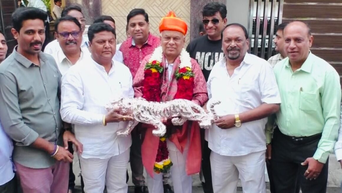 आमदार प्रशांत ठाकूर यांच्या विजयाचे केंद्रबिंदू असणाऱ्या लोकनेते रामशेठ ठाकूर यांचा अनोखा सत्कार