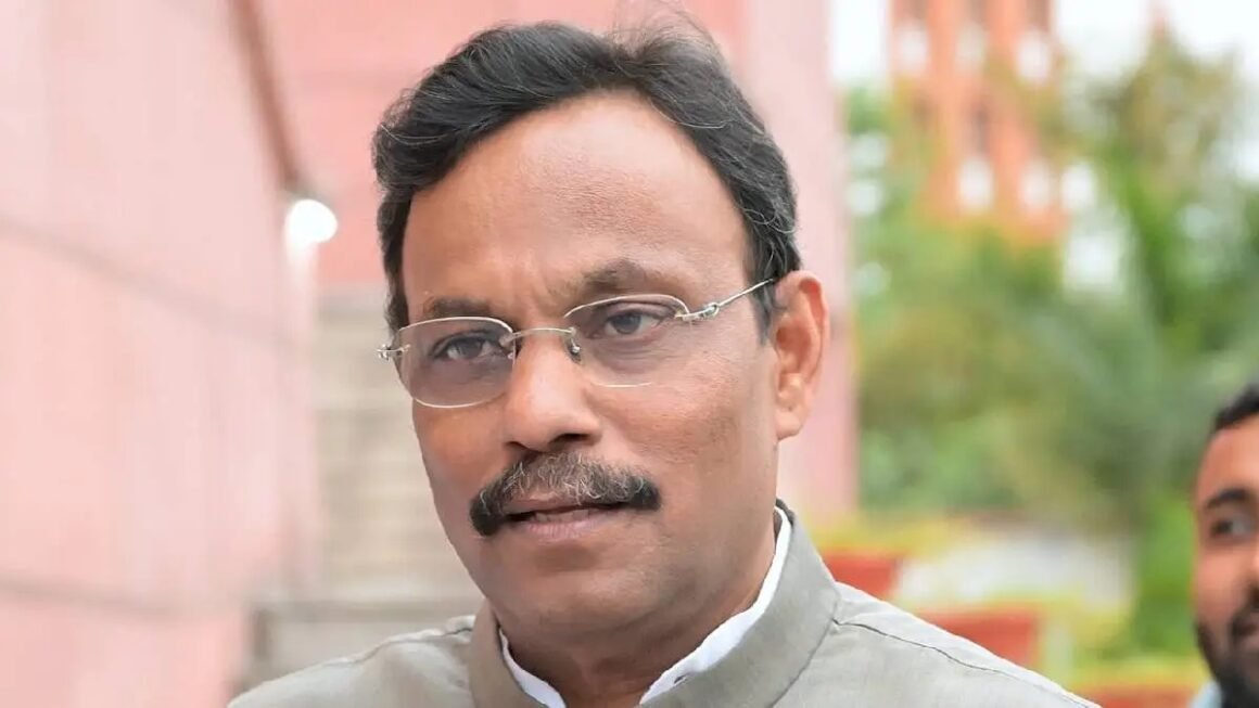 तावडेंच्या एन्ट्रीने महाराष्ट्राच्या मुख्यमंत्रिपदाबाबत पुन्हा सस्पेन्स