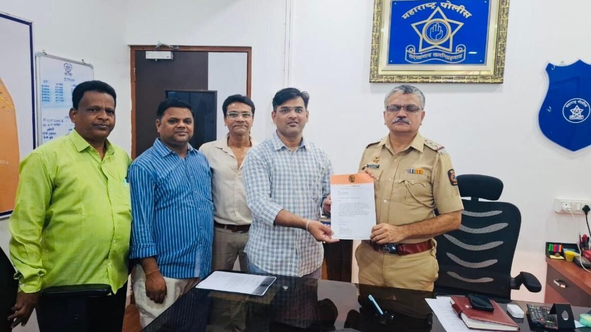 अनधिकृत बांगलादेशी फेरीवाल्यांवर कारवाई करण्यासाठी  पनवेल शहर मनसेने आज पनवेल शहर पोलीसांना निवेदन दिले.