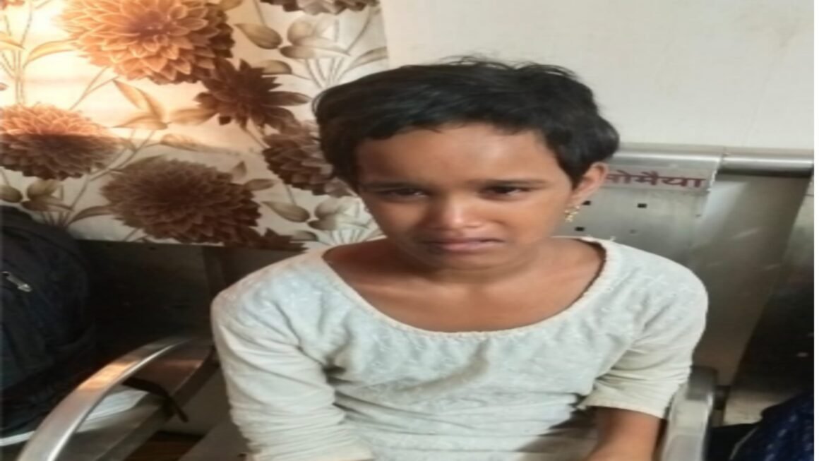शर्वरी प्रमोद कांबळे हीची कोणी चौकशी साठी आल्यास त्यांना गोवंडी स्टेशन येथे पाठवावे.