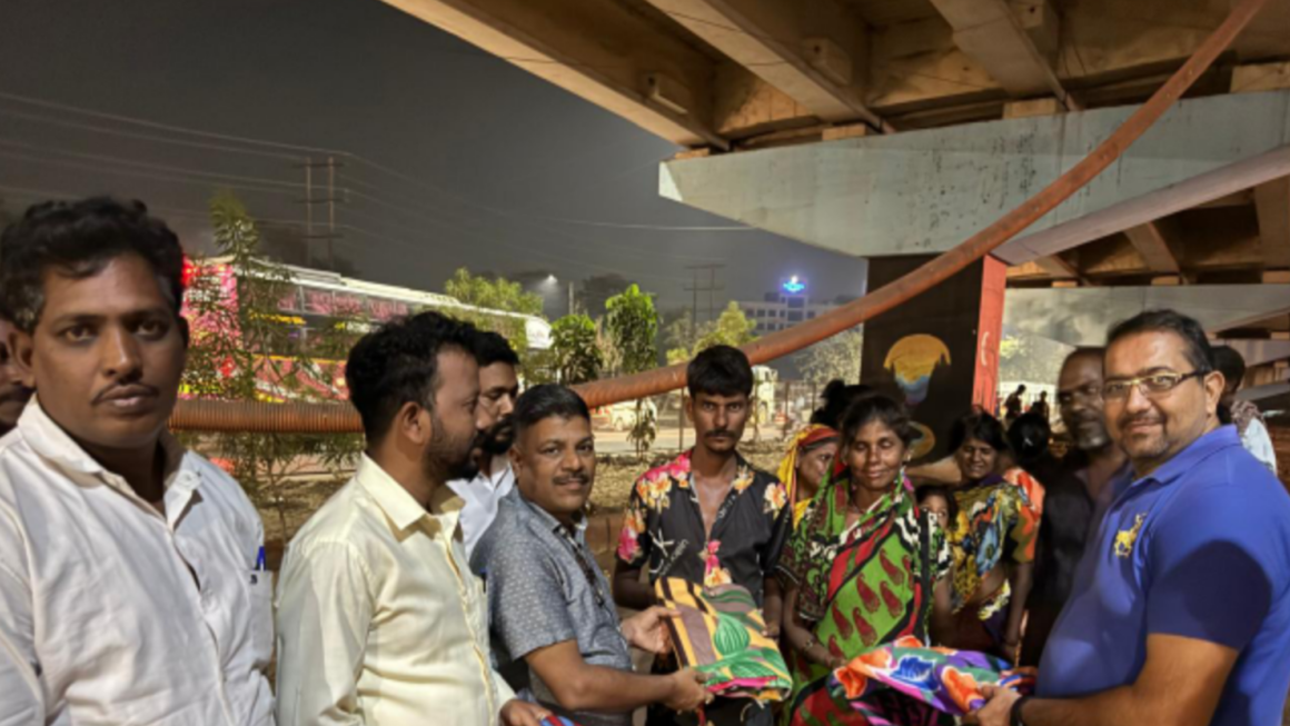 पनवेल तालुका पत्रकार संघर्ष समिती व प्रल्हादराय झुलेलाल ट्रस्ट च्या वतीने निवारा नसलेल्याना ब्लॅंकेट वाटप
