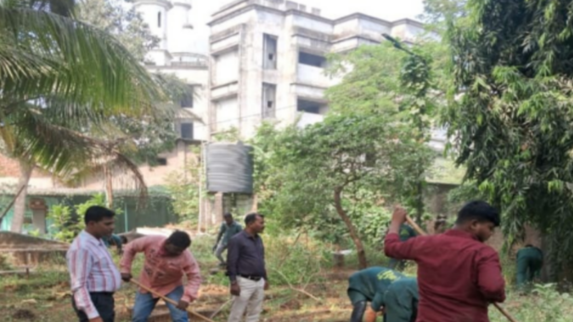 शिवसेनेच्या प्रयत्नाने कब्रस्तान परिसरामध्ये करण्यात साफसफाई मोहिम
