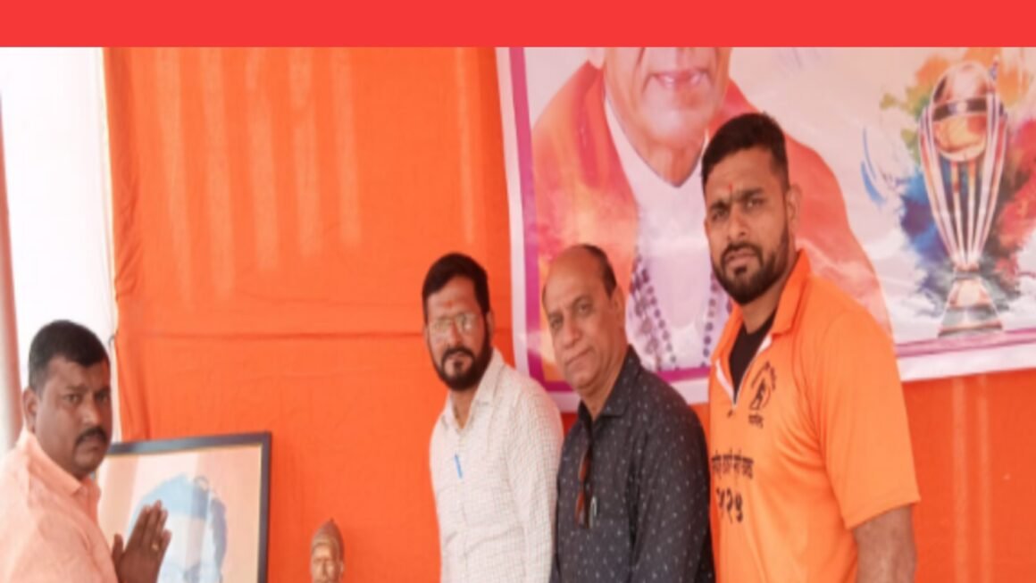 बाळासाहेब स्मृती चषक प्रथम विजेता एमसीसी मोहल्ला पनवेल क्रिकेट संघ