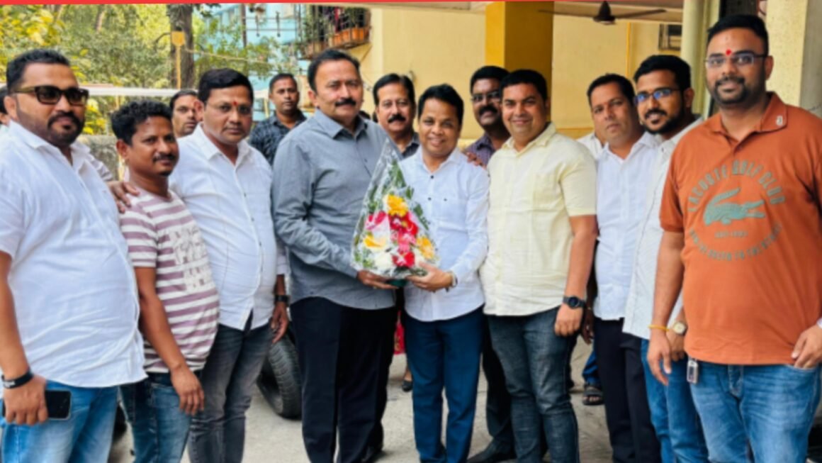 आमदार महेश बालदी यांनी अजित पाटील यांचे अभिनंदन केले