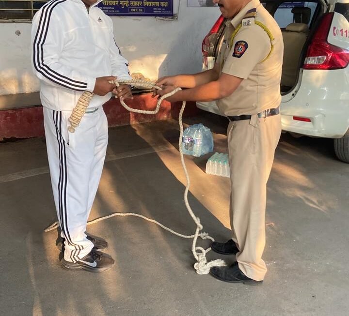 पनवेल तालुका पोलीस ठाण्यातील अधिकारी व कर्मचार्‍यांनी केले श्रमदान व ठेवला परिसर स्वच्छ