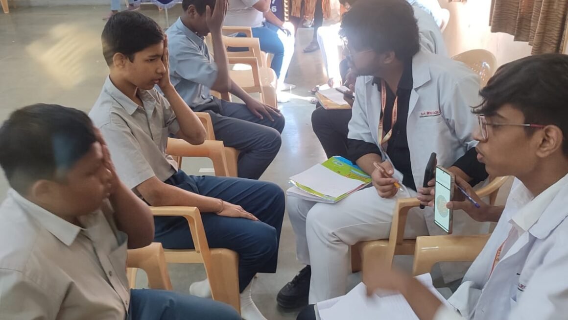 सरगम लायन्स तर्फे फडके विद्यालयात नेत्र तपासणी शिबिर