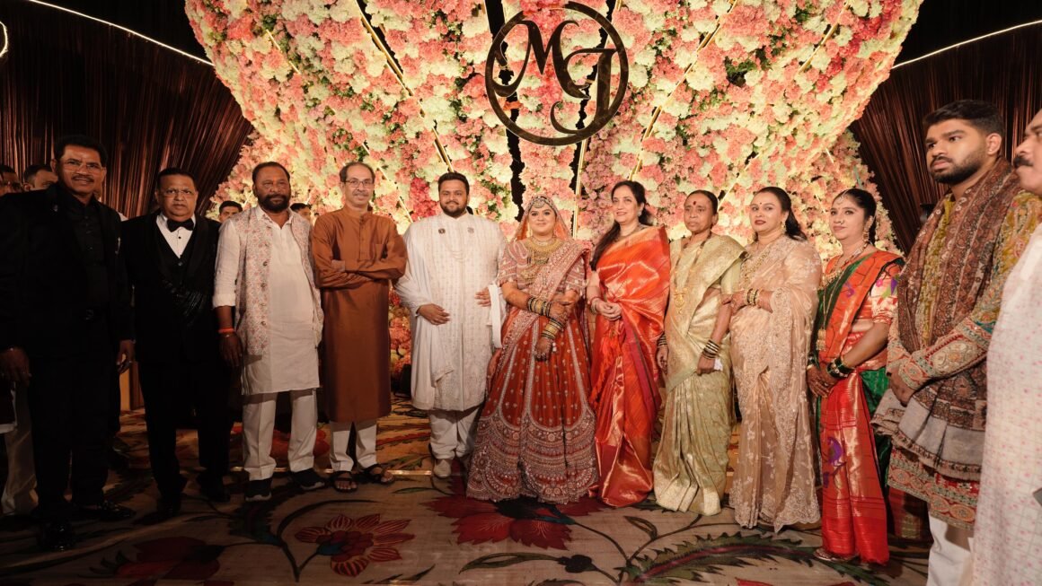 मा.मुख्यमंत्री शिवसेना पक्षप्रमुख उद्धव ठाकरे यांच्यासह रश्मी ठाकरे यांनी दिल्या जीत व मानसी यांना लग्नाच्या शुभेच्छा