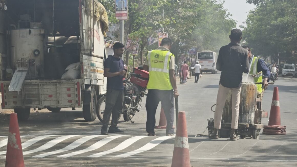 *समाजसेवक आयु कुणाल लोंढे यांच्या प्रयत्नाने करंजाडे वसाहतीमध्ये गतिरोधक बांधणे व झेब्रा क्रॉसिंग पट्टे मारण्याचे काम सुरु*