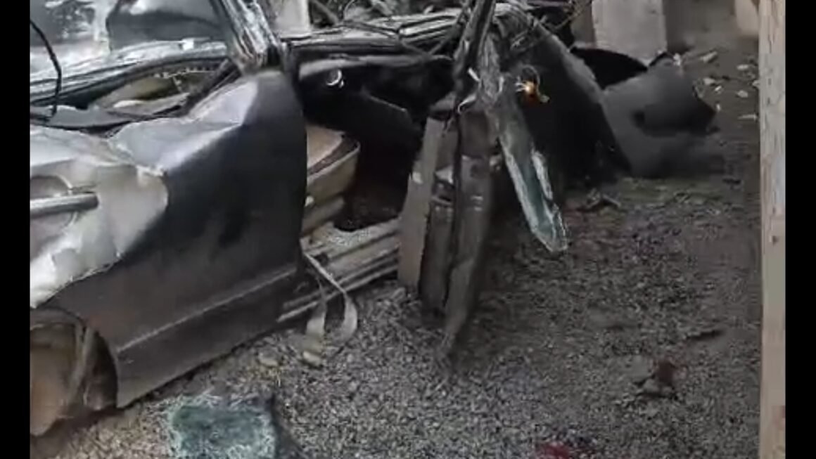 भरधाव वेगात आलेला कंटेनर कठीण वळणावर कारवर पलटी