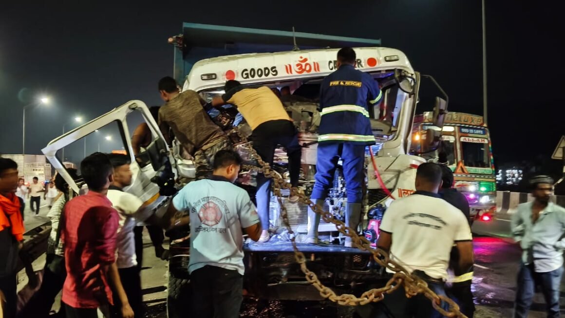 उभ्या ट्रेलरला डंपरची धडक ; चालक गंभीर जखमी