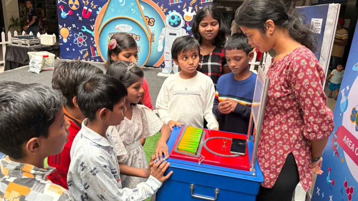 तळागाळातील मुलांनी धेतला ऑरायन मॉल मधे “ऐक अद्भुत प्रयोगशाळा”सायन्स प्रदर्शनचा आनंद