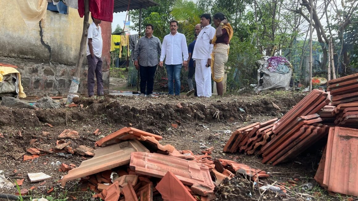 प्रितम म्हात्रे यांनी जपली सामाजिक बांधिलकी“नुकसानग्रस्त घरांसाठी जे.एम म्हात्रे चॅरिटेबल संस्थेचा मदतीचा हात”