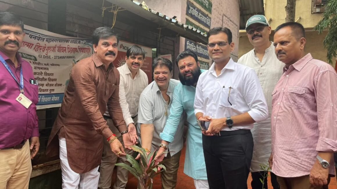 पनवेलमध्ये शिवसेनेतर्फे मोफत छत्री वाटप आणि वृक्षारोपण कार्यक्रम