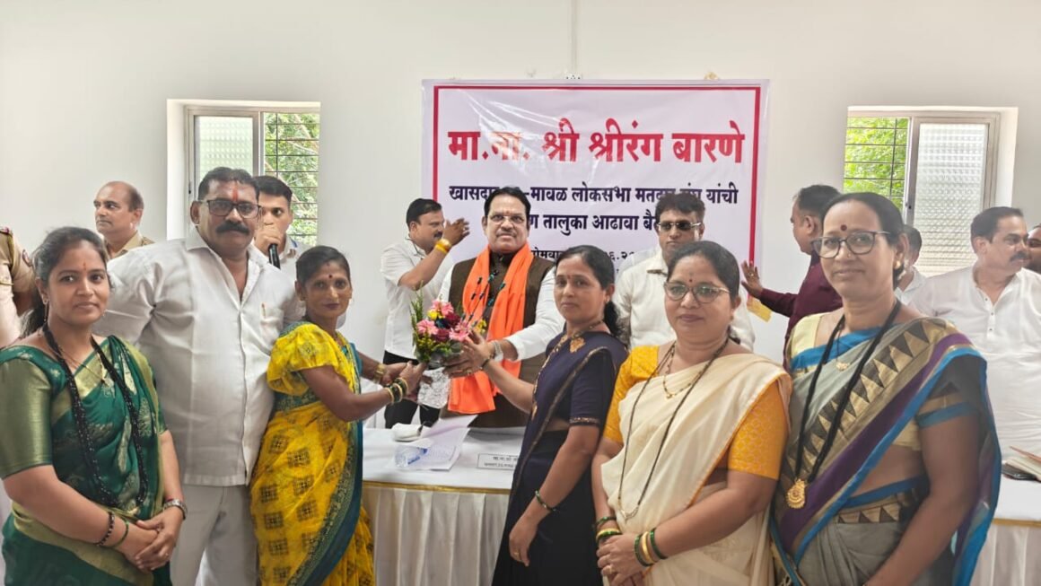 घारापुरी ग्रामस्थांना कायमस्वरूपी कटलरी दुकाने मिळावीत म्हणून ग्रामपंचायत घारापुरीचे वतीने खासदार श्रीरंग बारणे यांना दिले निवेदन.