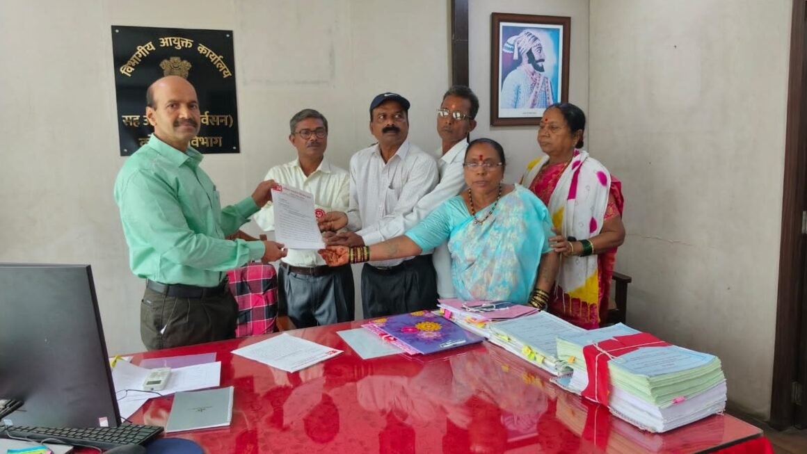 शेतकऱ्यांच्या हक्कासाठी किसान सभेची कोकण भवनवर निदर्शने