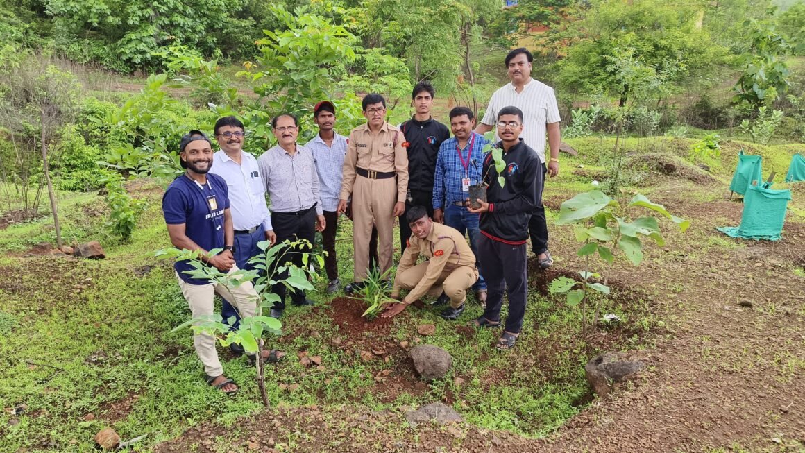 वीर वाजेकर महाविद्यालयातर्फे पर्यावरण दिनानिमित्त विविध ठिकाणी वृक्षारोपण संपन्न.