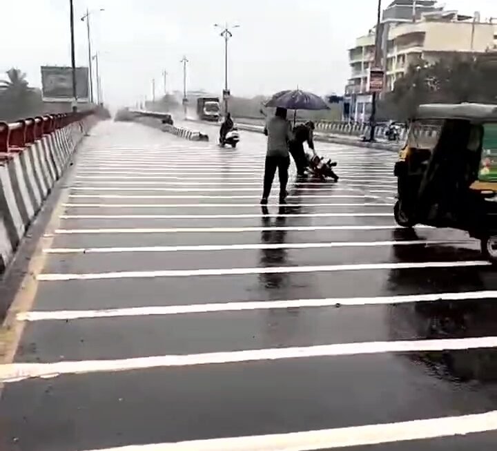 युवा सेनेच्या प्रयत्नामुळे पनवेलमधील उड्डाणपुलाच्या एक्झिटवर कनेक्टरमध्ये गॅप काढला भरून