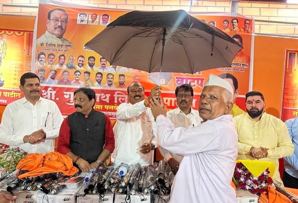 शिवसेना उद्धव बाळासाहेब ठाकरे पक्ष व महाकाली चरिटेबल ट्रस्ट च्या माध्यमातून मोफत छत्री वाटप