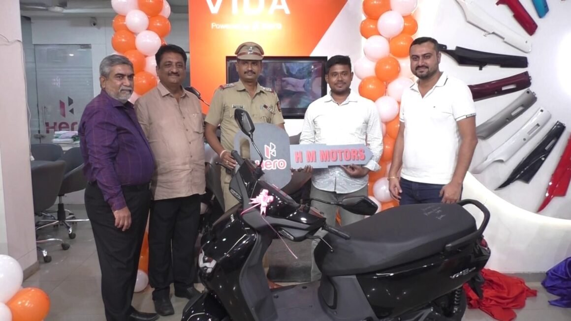 एच.एम. मोटर्स पनवेल येथे नवीन इलेक्ट्रिक इ-व्हुटर विडा VX 2 या गाडीचे झाले शानदार ओपनिंग