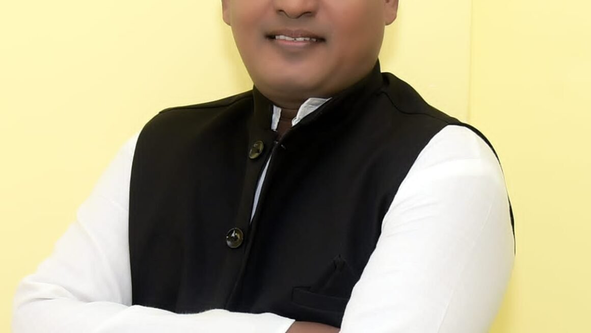 उरण तालुक्यातील युवा समाजसेवक विकास कडू यांची यू ई एस उरण शाळेच्या कमेटी मध्ये उपाध्यक्ष म्हणून निवड.