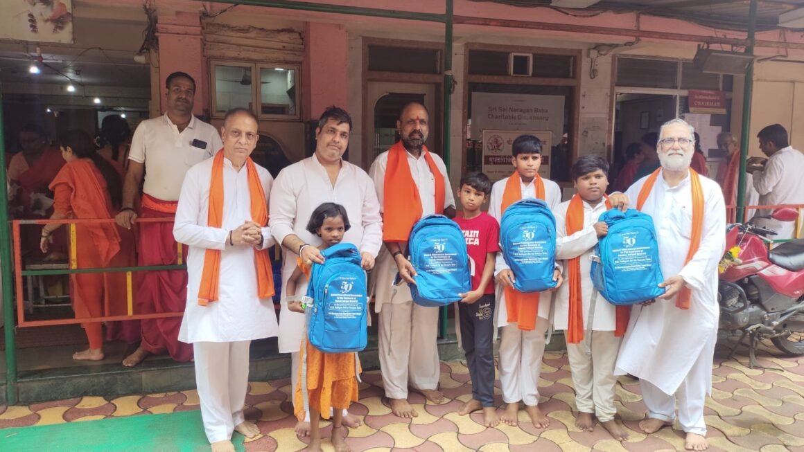 श्री नारायण बाबा चॅरिटेबल ट्रस्टच्या माध्यमातून हजारो विद्यार्थ्यांना शालोपयोगी वस्तूंचे करण्यात आले वाटप*