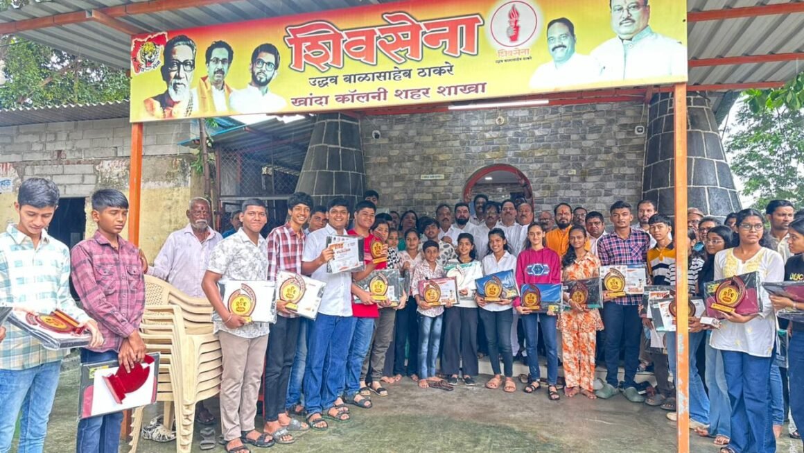 शिवसेना पक्षप्रमुख उद्धव ठाकरे यांच्या वाढदिवसानिमित्त १० वी व १२ वी परिक्षेत उत्तीर्ण झालेल्या विद्यार्थ्यांचा गुणगौरव