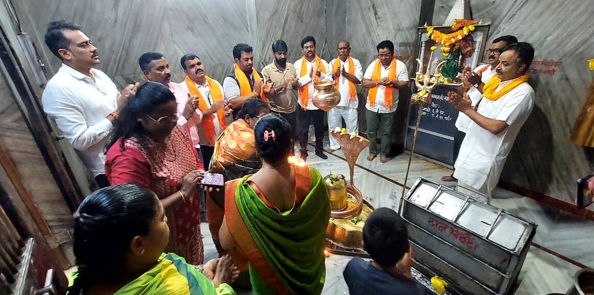 शिवसेना पक्षप्रमुख उद्धव ठाकरे यांच्या वाढदिवसानिमित्त कळंबोली शहरातील मंदिरात अभिषेक व होमहवन; जनतेस लाडू वाटप