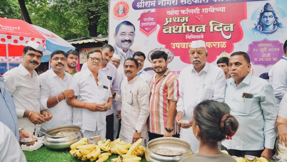 आमदार प्रशांत ठाकूर यांच्या उपस्थितीत श्रावण सोमवारी शिवभक्तांना २०० किलो खिचडी व ५०० डझन केळी वाटप