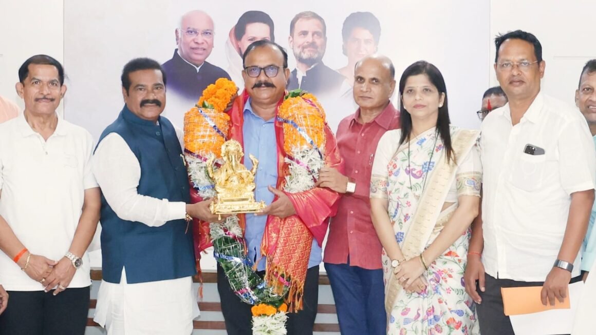 मिलिंद पाडगावकर, श्रद्धा ठाकूर यांचा टिळक भवन येथे सत्कार