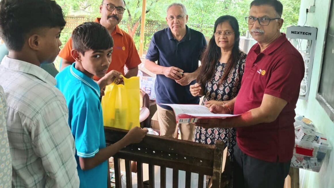 रोटरी क्लब ऑफ पनवेल सेंट्रल तर्फे वनवासी विद्यार्थांची आरोग्य तपासणी