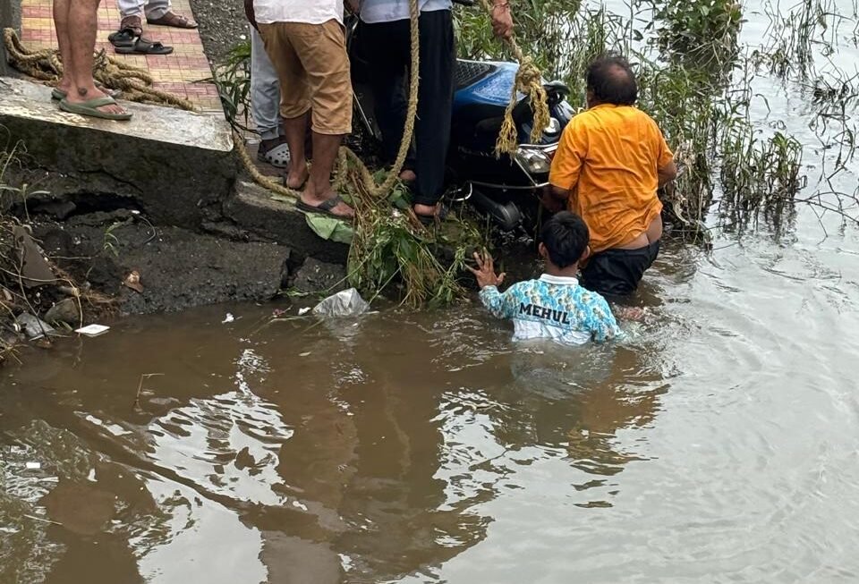 चोरीला गेलेली गाडी नदीत सापडली