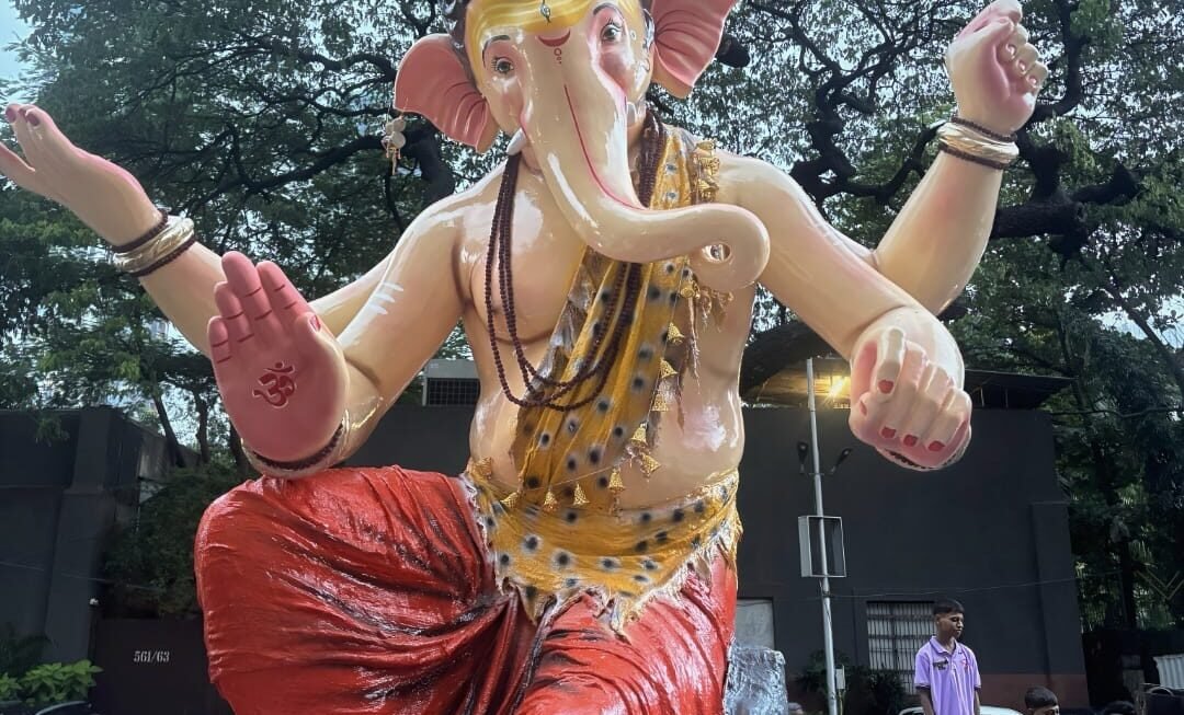 नवसपूर्ती झाल्याने अ‍ॅड.कोमल मोहनीश भोईर यांनी दिली गणपती बाप्पाची मुर्ती भेट