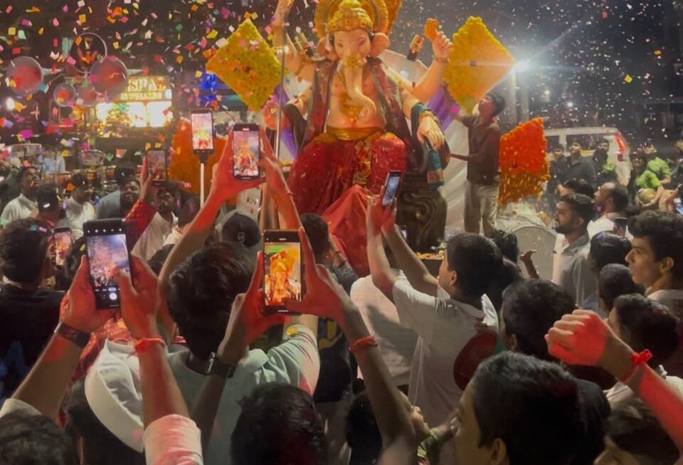 युवा सेनेच्या खारघरचा युवराज सर्वाजनिक गणेशाचे दिमाखदार आगमन
