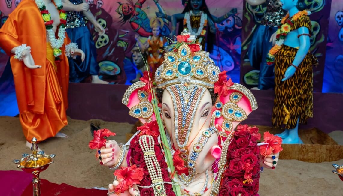 गेली ६४ वर्षे गणेश भक्तांना वेगवेगळया देखाव्याचे शोभित करणाऱ्या तुकाराम कोळी यांचा गणेशोत्सव