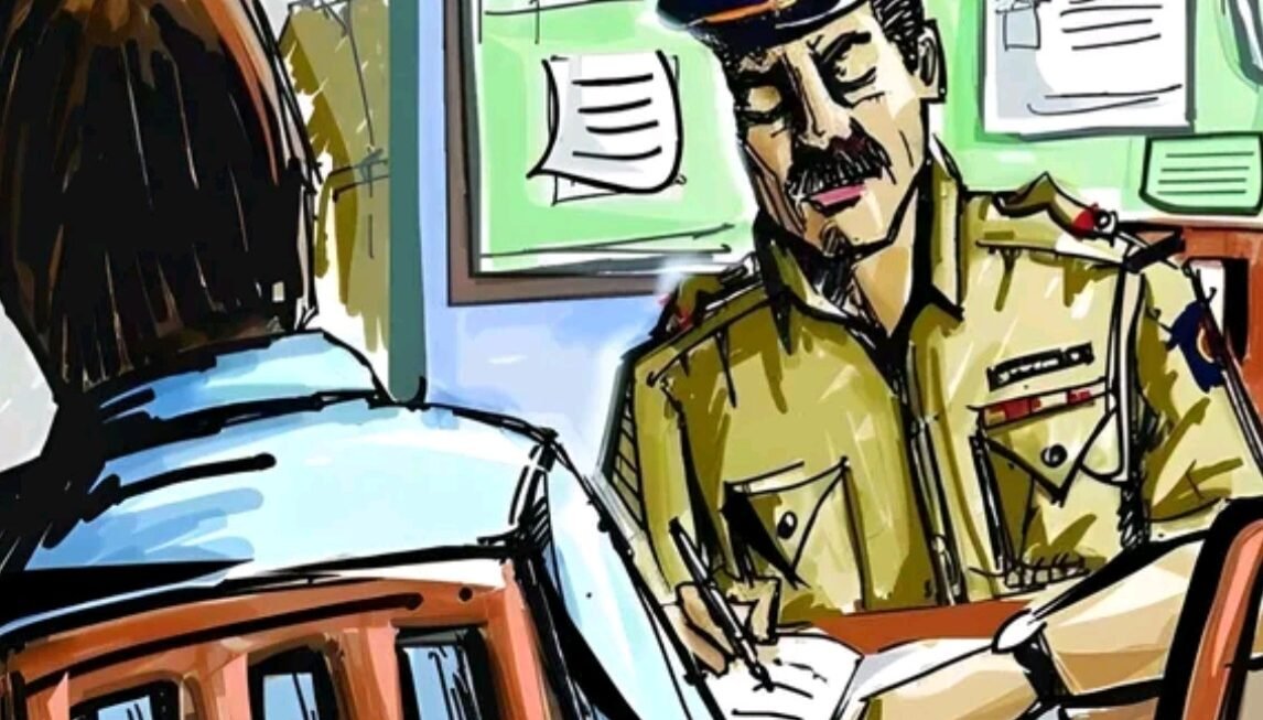 वृद्धाला बोलण्यात गुंतवून लाखोंची सोनसाखळी लंपास