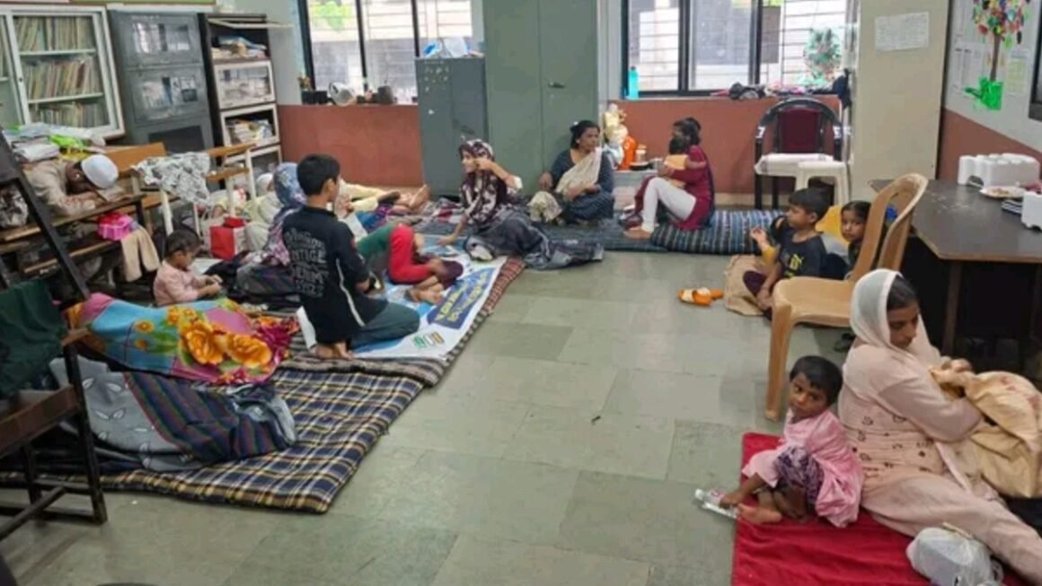 अवकाळी पावसामुळे ४०० नागरिकांना तात्पुरत्या निवाऱ्यात हलवले