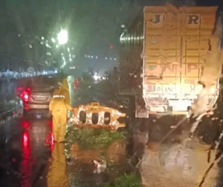 कळंबोलीत खड्ड्यामुळे दुचाकीस्वारांचा अपघात; शिवसेना कार्यकर्ते मदतीला धावले