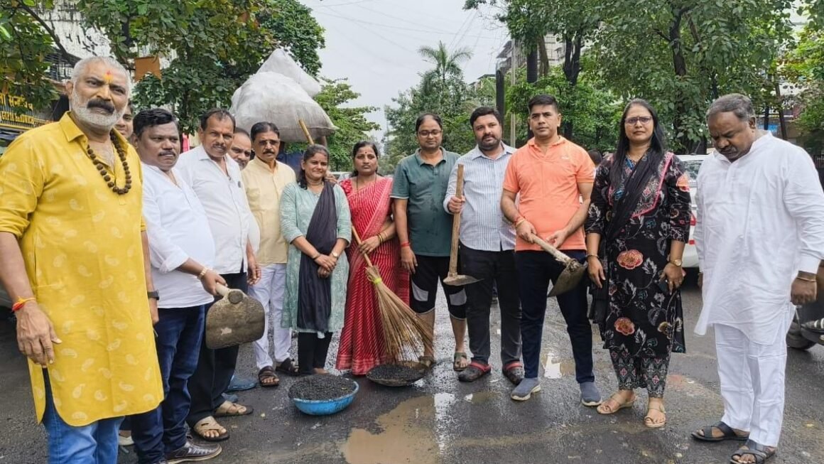 कामोठ्यात शेतकरी कामगार पक्ष व कॉलनी फोरम तर्फे खड्डे बुजविण्याचे अभियान