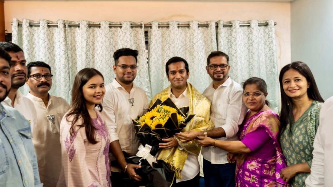 भाजपा युवा मोर्चाचे प्रदेशाध्यक्ष कृष्णराज महाडिक यांनी दिली युवा मोर्चाचे पनवेल शहर सरचिटणीस अनिमेष ओझे यांच्या निवासस्थानी सदिच्छा भेट