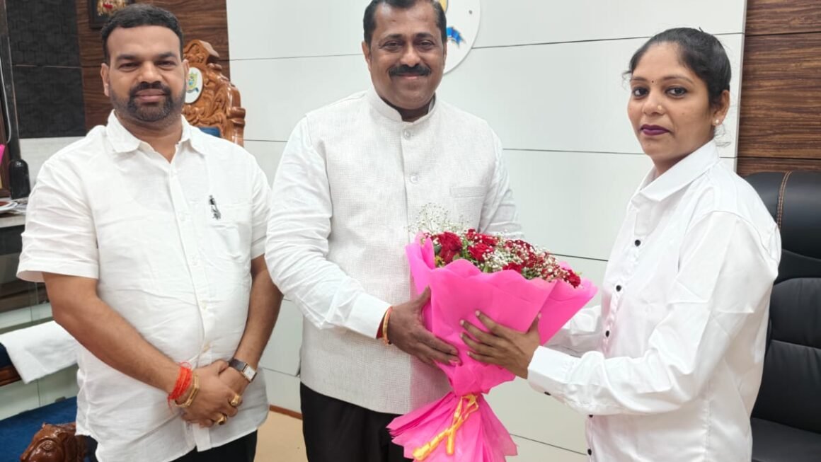 प्रामाणिकपणाचा आदर्श; वाल्मिकी समाजातील अन्नु पारचे यांचा गौरव