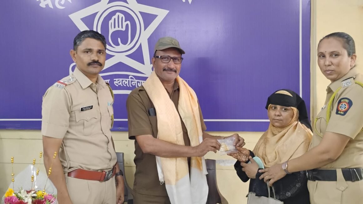 कळंबोली बस स्थानकातील कर्मचाऱ्याच्या सतर्कतेमुळे महिलेची सोन्याची बॅग परत