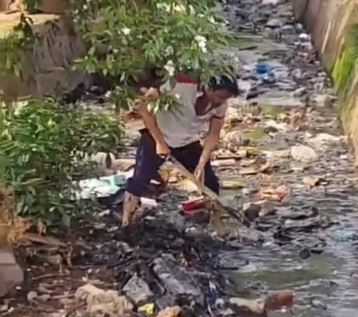 धोदाणीत नागरिकांच्या निष्काळजीपणाला सरपंचांचे ‘कृती’ने उत्तर; वारंवार सांगूनही न ऐकल्याने सिताराम चौधरी स्वतः उतरले गटारात!*