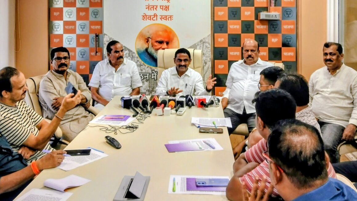 उलवेत १३ मे रोजी लोकनेते रामशेठ ठाकूर अमृतमहोत्सवी अभिष्टचिंतन सोहळा; शाळा इमारतीचे उद्घाटन; मुख्यमंत्री देवेंद्र फडणवीस, केंद्रीय मंत्री नितीन गडकरी, रयत शिक्षण संस्थेचे अध्यक्ष शरदचंद्र पवार, भाजपचे प्रदेशाध्यक्ष रविंद्र चव्हाण यांच्यासह अनेक मान्यवरांची लाभणार उपस्थिती
