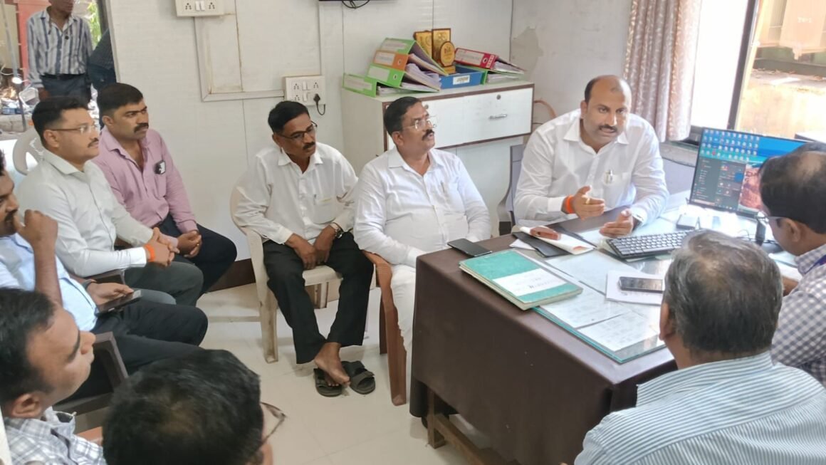 शिवसेना ( उद्धव बाळासाहेब ठाकरे ) पक्षाने कामोठे&nbsp;&nbsp; वसाहतीमधील&nbsp; सतत खंडित होत असलेल्या विद्युत पुरवठ्याबाबत&nbsp; विचारला अधिकाऱ्यांना जाब&nbsp;&nbsp;&nbsp;