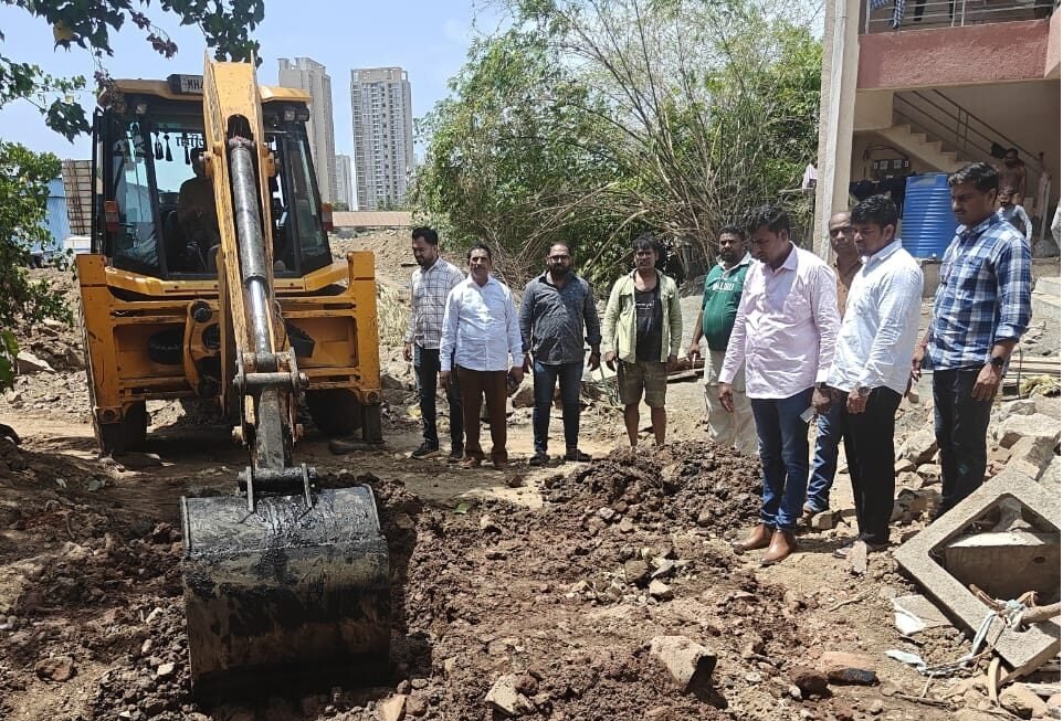 धरणा गावातील गटारपाण्याच्या समस्येवर माजी सरपंच नंदकुमार म्हात्रे यांच्या पाठपुराव्याने तातडीने उपाययोजना