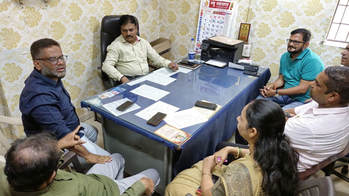 विजेच्या समस्येसंदर्भात महाविकास आघाडीच्या नगरसेवकांची वीज वितरण कार्यालयाला धडक