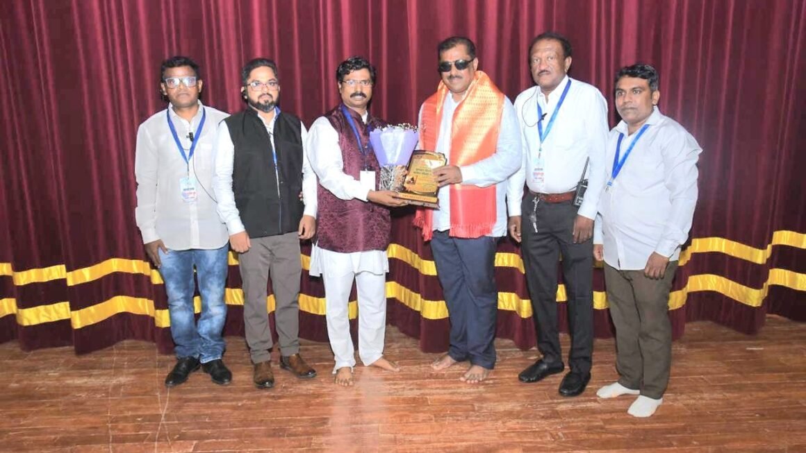 युनिव्हर्सल ग्रुप पनवेल यांच्या वतीने अनोखा दुहेरी कार्यक्रम, गुणवंत विद्यार्थांचा सत्कार आणि ‘आंबेडकर विरुद्ध आंबेडकर’ एक प्रबोधनात्मक नाटकाचे आयोजन‘आंबेडकर विरुद्ध आंबेडकर’ नाटक आणि गुणवंत विद्यार्थ्यांचा सत्कार सोहळ्याचे युनिव्हर्सल ग्रुपच्या तर्फे पनवेल मध्ये आयोजन