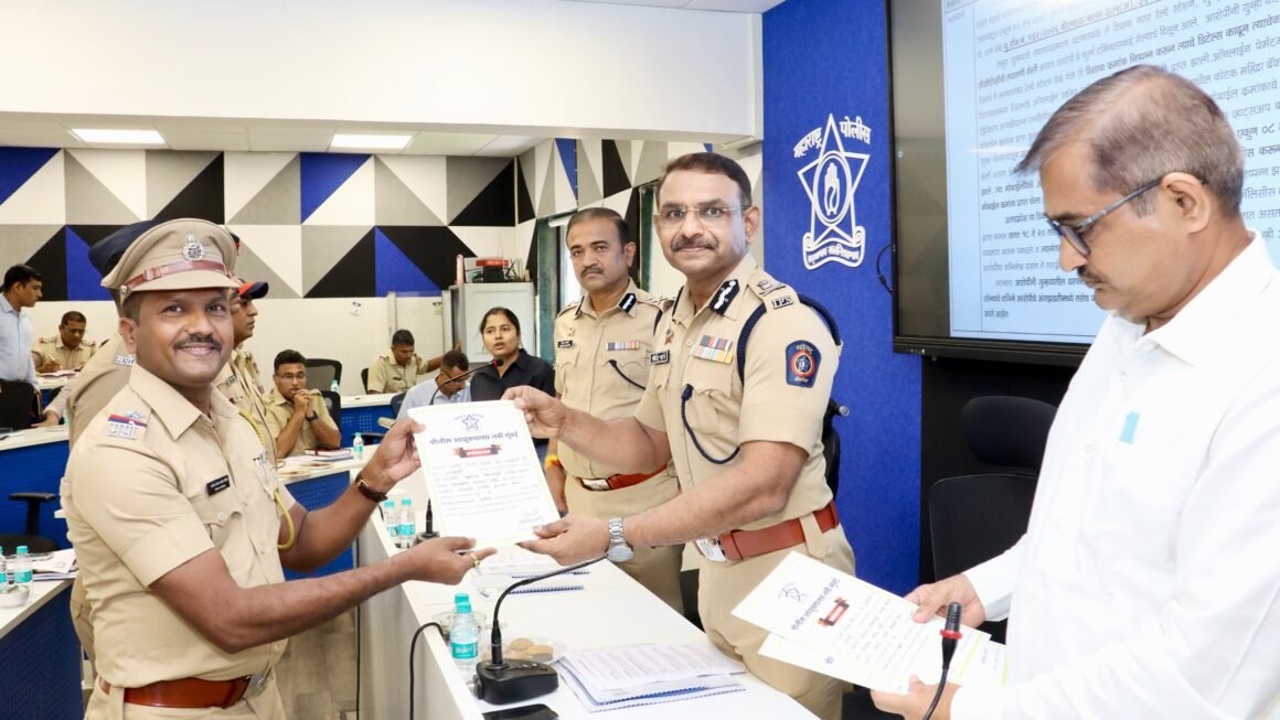 कळंबोली पोलिसांची उल्लेखनीय कामगिरी; घरफोडी प्रकरणाचा छडा लावून १३.७० लाखांचे सोन्याचे दागिने हस्तगत