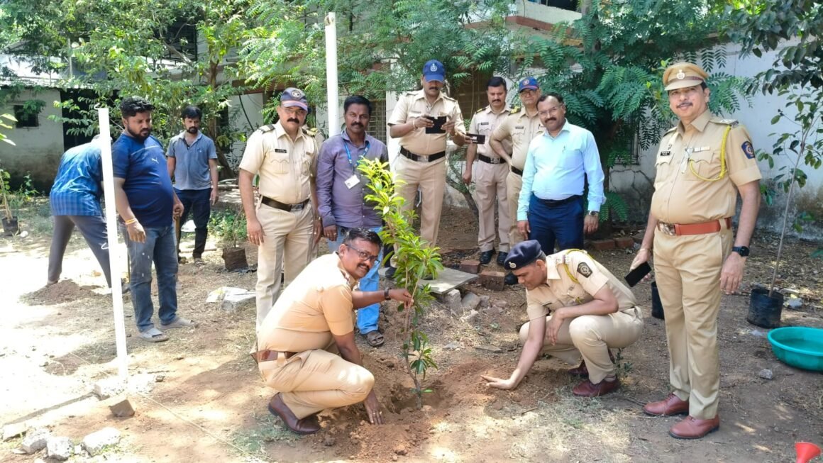 पनवेल तालुका पोलीस ठाण्याच्या माध्यमातून ग्रीन पोलीस स्टेशन उपक्रमांतर्गत परिसरात वृक्षारोपण