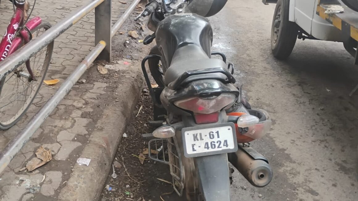 पनवेल शहर वाहतूक शाखेच्या सतर्कतेमुळे केरळमधून चोरीस गेलेली दुचाकी हस्तगत